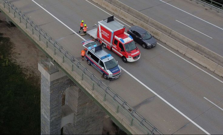 Feuerwehr und Polizei an der Einsatzstelle (Foto: laumat/Matthias Lauber)