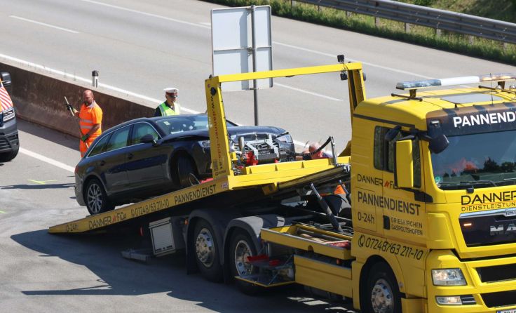 Der Abschleppdienst bei der Arbeit an der Unfallstelle (Foto: laumat/Matthias Lauber)