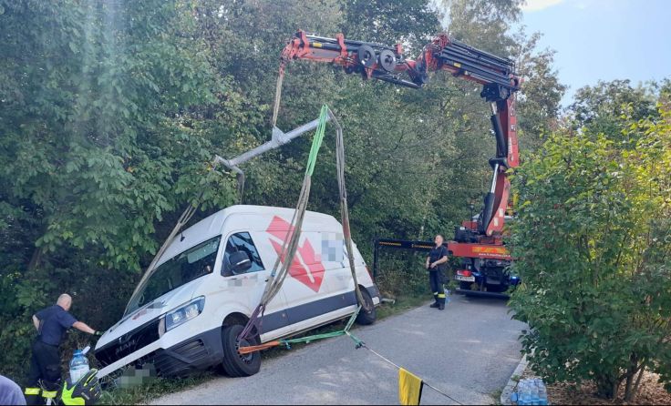 Die FF Mauthausen hob den Transporter mit dem Kran zurück auf die Fahrbahn. (Foto: FF Schwertberg)