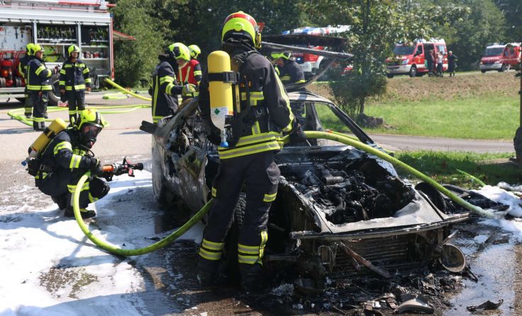 Der Wagen brannte zur Gänze aus. (Foto: laumat/Matthias Lauber)