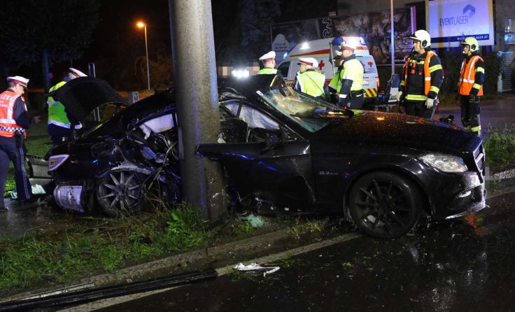 Schwerer Verkehrsunfall Freitagnacht auf der B1 in Linz (Foto: laumat/Matthias Lauber)