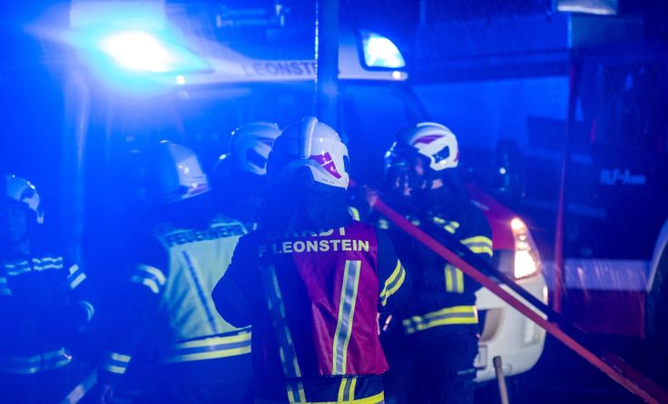 Die Feuerwehr Leonstein an der Unfallstelle (Foto: TEAM FOTOKERSCHI.AT / DAVID RAUSCHER)