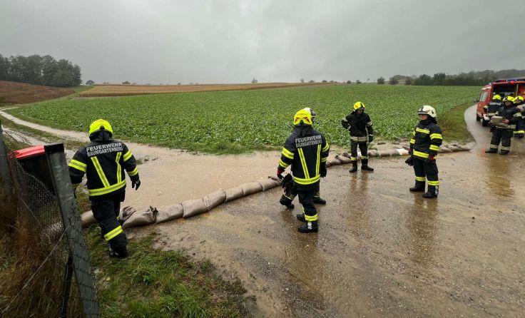 Feuerwehrleute im Hochwassereinsatz im Bezirk Perg. (Foto: Bezirks-Feuerwehrkommando Perg)