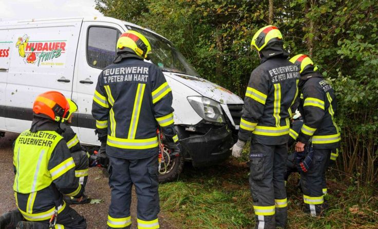 Die Feuerwehr bei der Bergung (Foto: Pressefoto Scharinger/Daniel Scharinger)
