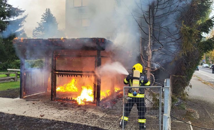 Kampf gegen die Flammen (Foto: Feuerwehr Ried)