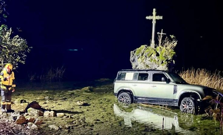 Schlechter Parkplatz: Der SUV im See (Foto: FF Au-See)