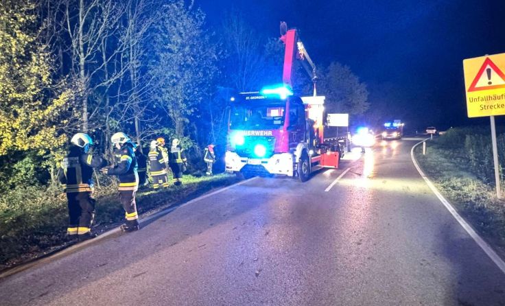 An der Unfallstelle ... (Foto: Bfkdo Amstetten / FF St. Georgen)