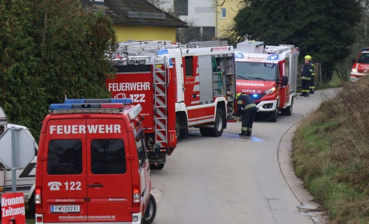 Feuerwehrautos am Einsatzort (Foto: laumat/Matthias Lauber)