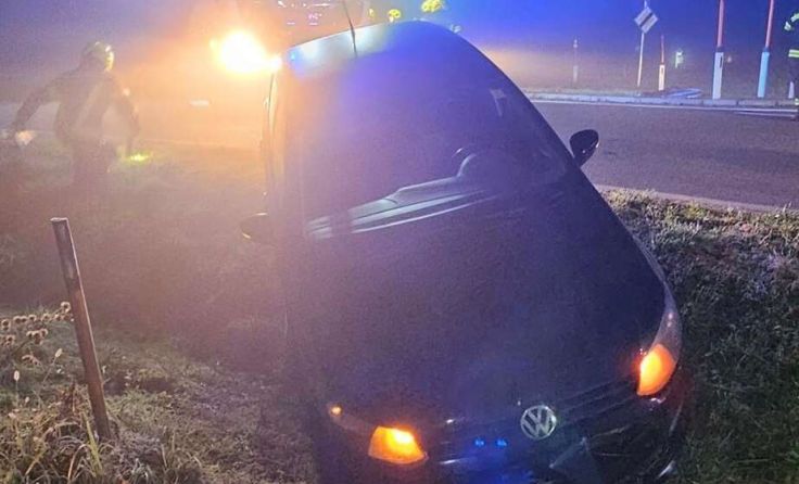 Das Auto im Graben (Foto: FF Pupping)