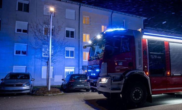 Die Feuerwehr vor dem Mehrparteienwohnhaus (Foto: TEAM FOTOKERSCHI / SIMON BRANDSTÄTTER)