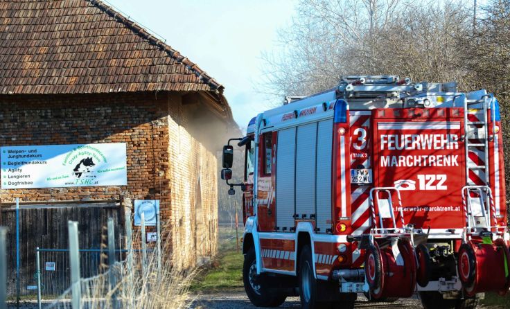 Die Feuerwehr am betroffenen Bauernhof (Foto: laumat.at/Christian Schürrer)