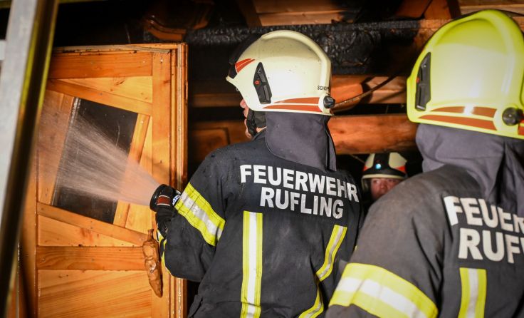 Feuerwehrleute bei der Arbeit (Foto: TEAM FOTOKERSCHI / AMATO GABRIEL)