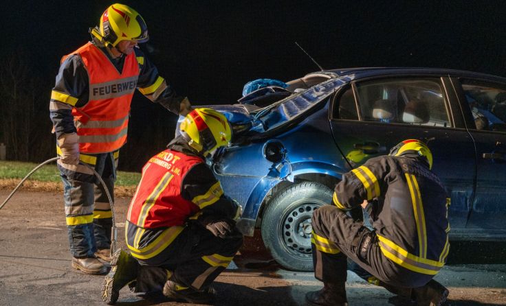 Die Feuerwehr Sonnberg bar den Pkw. (Foto: TEAM FOTOKERSCHI / MARTIN SCHARINGER)