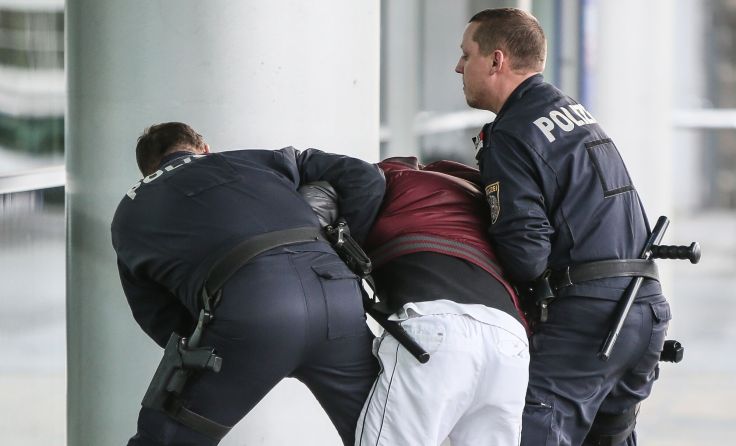 Die Polizei nahm die beiden Burschen in Linz am Bahnhof fest. (Symbolfoto: Weihbold)