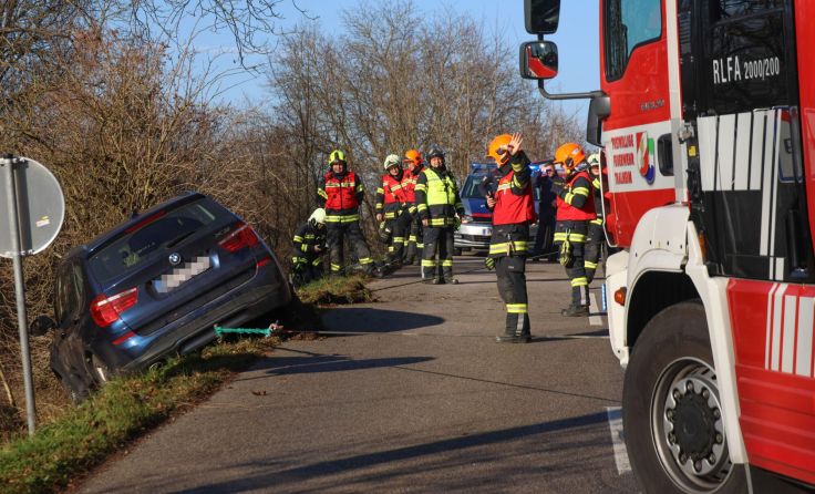 Die Feuerwehr bei der Fahrzeugbergung (Foto: laumat/Matthias Lauber)