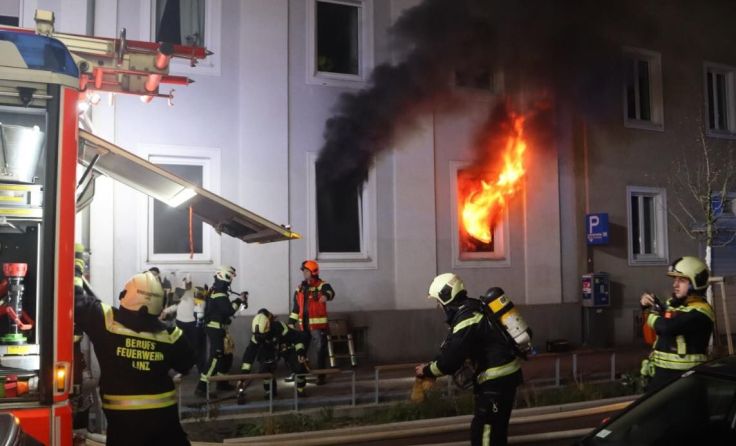 Als die Feuerwehr ankam, schlugen die Flammen aus dem Fenster. (Foto: Berufsfeuerwehr Linz)