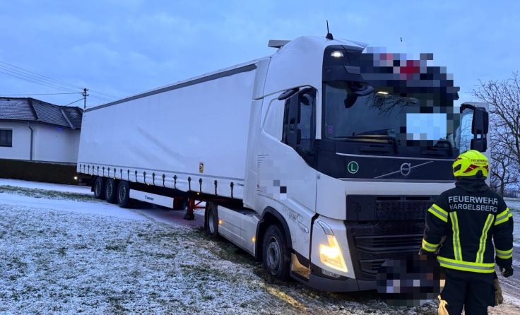 In der schneematschigen Wiese blieb der Lkw stecken. (Foto: FF Hargelsberg)