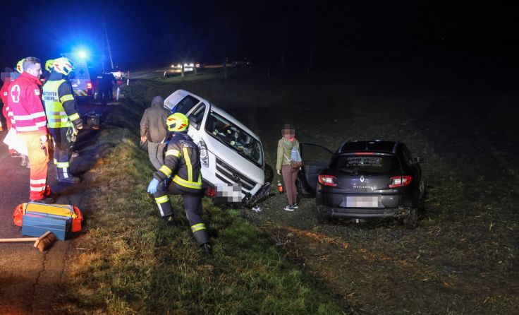 Die beiden Fahrzeuge wurden in ein Feld geschleudert. (Foto: laumat/Matthias Lauber)