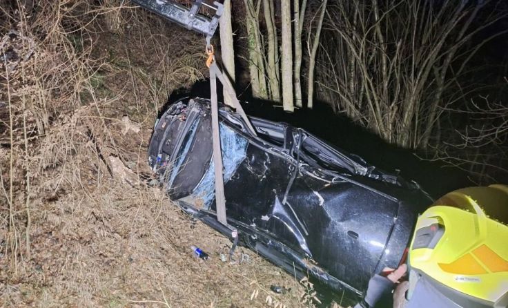Das Fahrzeug wurde mit dem Kran eines Abschleppdienstes geborgen. (Foto: FF Sand)
