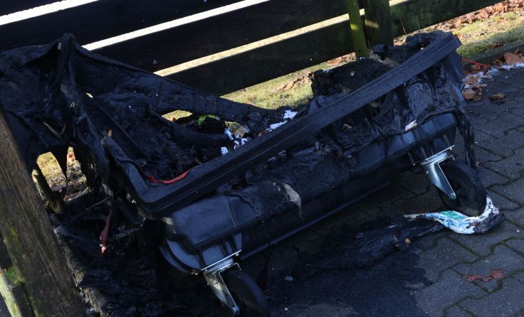 Diese Reste der abgebrannten Tonne. (Foto: laumat/Matthias Lauber)