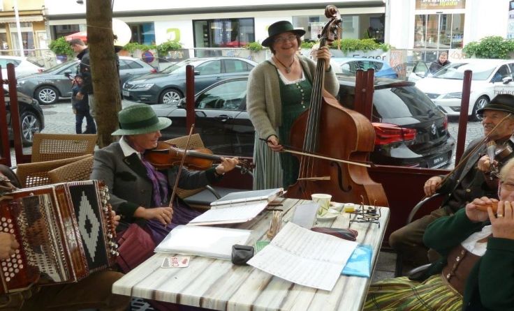 Die Ofenbank-Spielleut aus Kirchdorf im Gastgarten Rettenbacher. Foto: Ofenbank-Spielleut