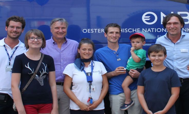 Georg Braunreiter mit Sohn Valentin aus Micheldorf (Mitte) Foto: OeNB