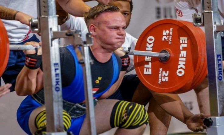 Markus Binder beim Kniebeugen. Foto: ToursInIceland.com