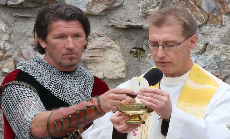 Pater Daniel (r.) hält die Messe. Foto: F. Etzenberger