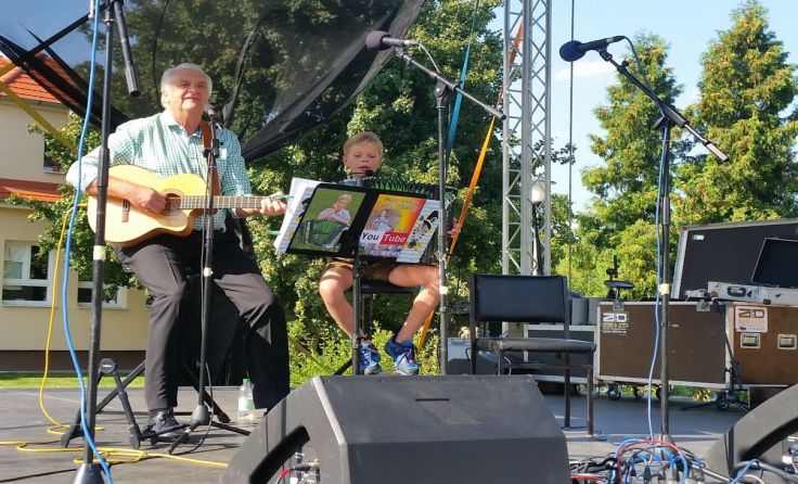 Anton Berger und sein Enkel Luca. Foto: Gemeinde Wartberg