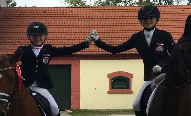 Ein tolles Turnier für Lilly Messner und Theresa Staudinger (v. l.). Foto: Pferdesportclub