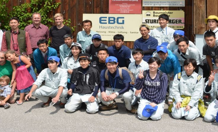 Japaner bestaunten die Technik. Foto: Nahwärme Nußbach