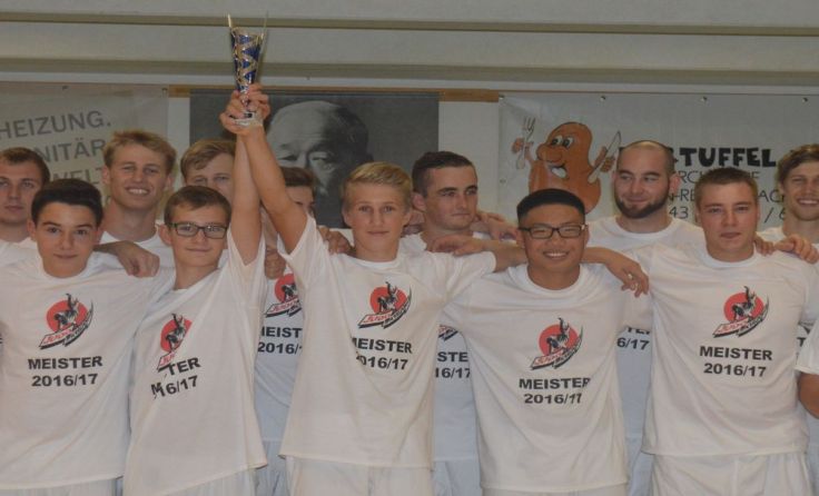 Judoka freuen sich über den Meistertitel und den Aufstieg in die Landesliga B. Foto: M. Kranawetter