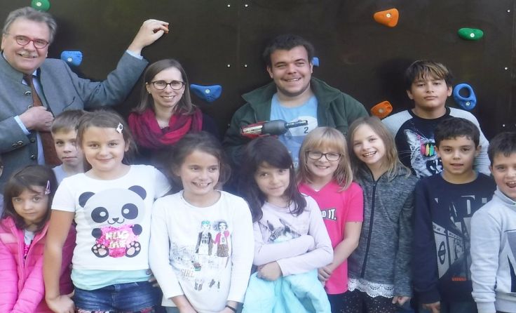 Bürgermeister Ewald Lindinger (SPÖ) freute sich mit den Kindern. Foto: Hort Mdf.