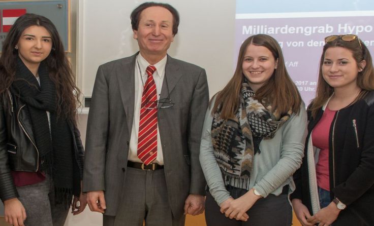 Josef Aff (Mitte) hält einen spannenden Vortrag. Foto: J. Haijes
