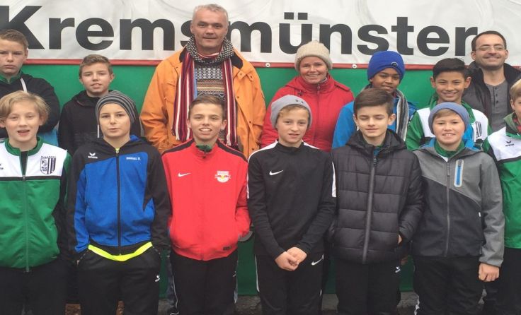 Abfahrt der Balljungen, Eltern und Betreuer aus Kremsmünster Foto: TuS