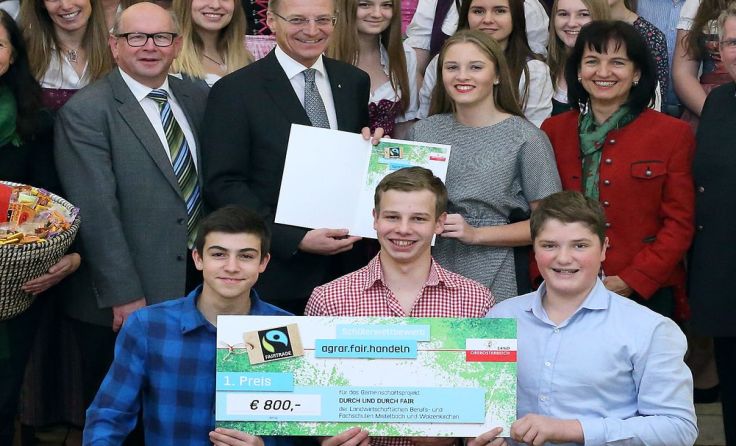 Landeshauptmann Thomas Stelzer mit den Preisträgern Foto: Land OÖ/Kauder