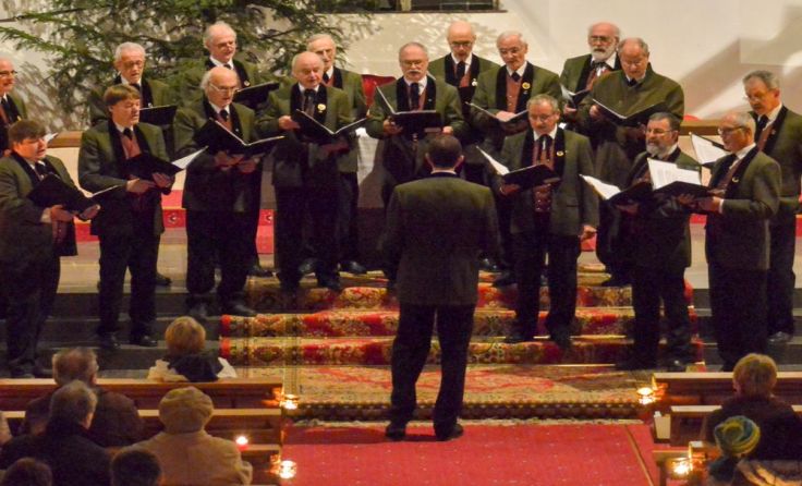 Der Männerchor singt in der Kirche. Foto: J. Haijes