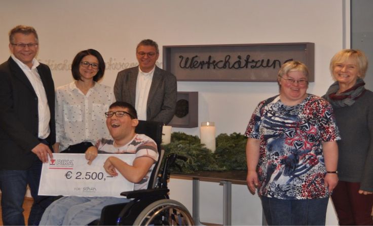 Die Bewohner und Betreuer freuen sich über die Spende. Foto: K. Roth