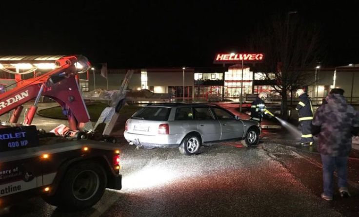 Die Feuerwehr Kirchdorf holte ein Fahrzeug aus dem Graben. Foto: FF Kirchdorf