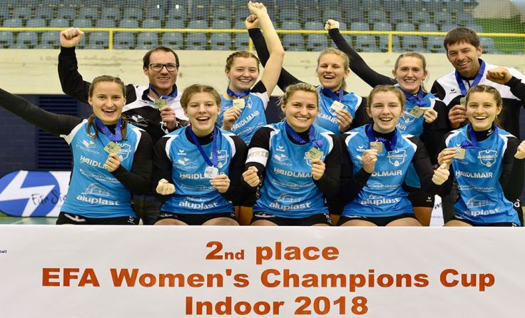 Die Faustballerinnen freuen sich über die Silbermedaille. Foto: M. Cibien