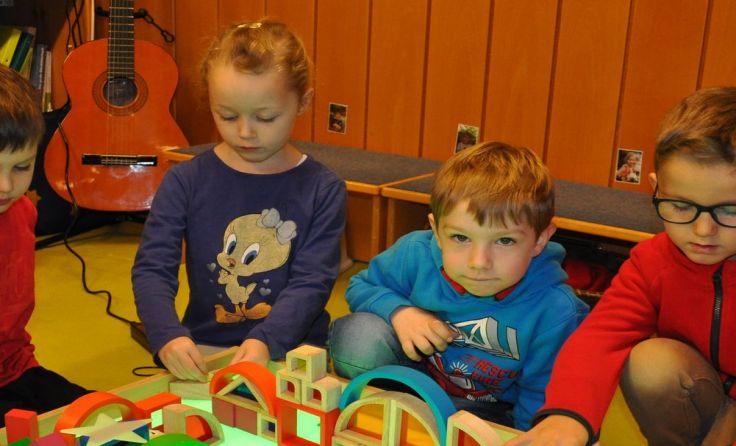 Das Forscherteam des Kindergartens entdeckt Funktionen am Leuchttisch. Foto: Kindergarten Markt