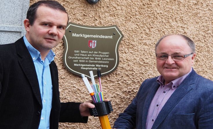Dobringer von der Initiative Breitband OÖ und Bürgermeister Karlhuber. Foto: Gemeinde Wartberg