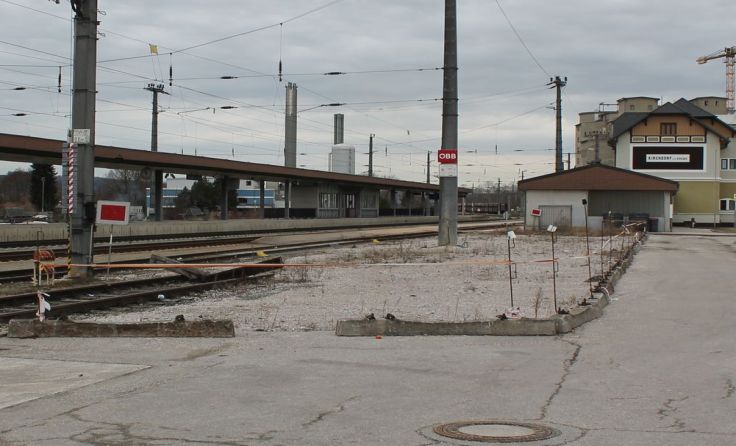 Es werden weitere 68 Parkplätze beim Bahnhof gebaut. Foto: Carina Kerbl