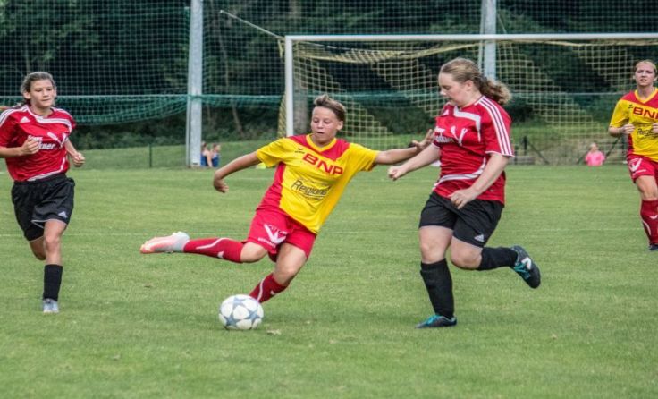Sarah Nowak (2 v. l.) zeigt bei jedem Spiel vollen Einsatz. Foto: M. Feichtinger