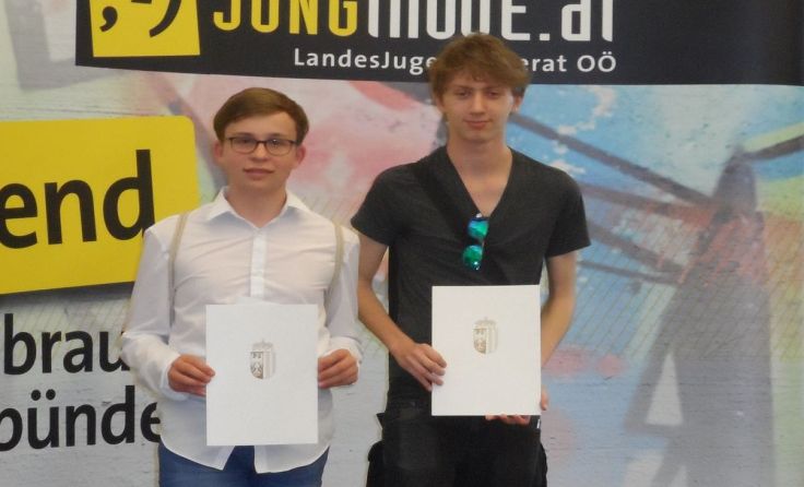 Marius Schedlberger und Christoph Huber (v. l.) beim Redewettbewerb. Foto: J. Wenger
