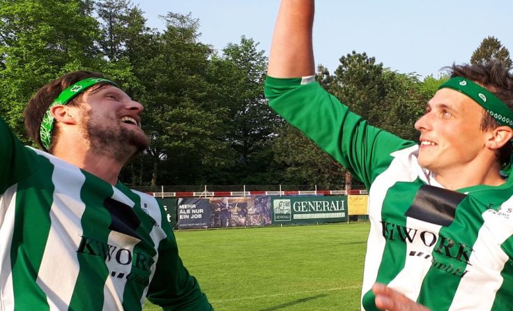 Stefan Winterleitner und Christopher Ahrens (v. l.) feiern den Sieg. Foto: Privat