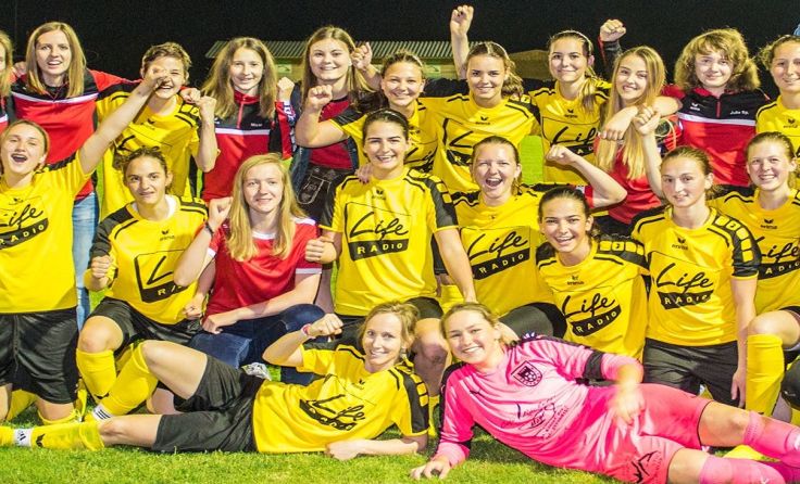 Die Fußballerinnen aus Pettenbach holten sich den Meistertitel. Foto: M. Feichtinger