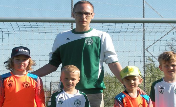 Die U7-Fußballmannschaft von Micheldorf mit Trainer Andreas Löschenkohl