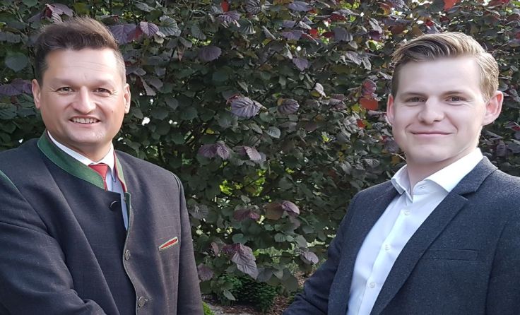 Michael Gruber (l.) gratuliert Manuel Danner (r.) zur Wiederwahl. Foto: FPÖ