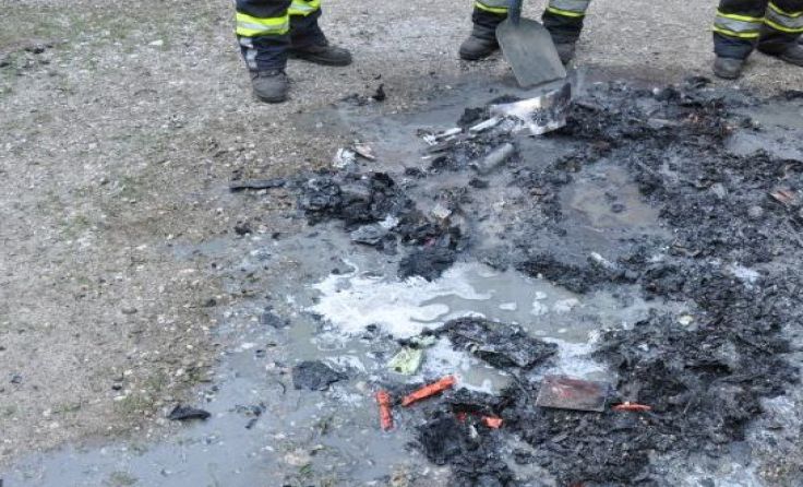 Der Unbekannte zündete die Gegenstände im Schachawald an. Foto: FF Irndorf